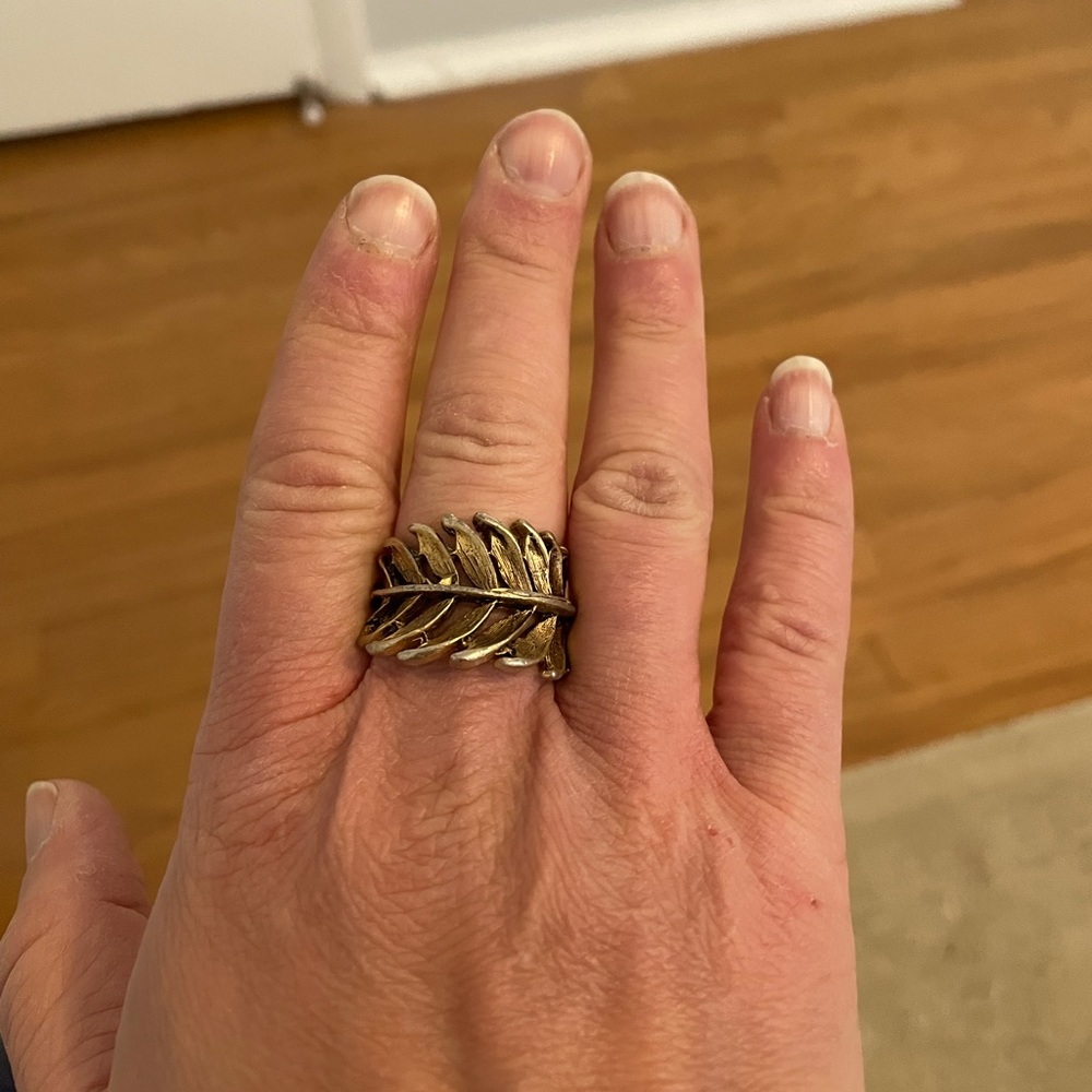Cool leaf ring from Anthropologie SZ 9